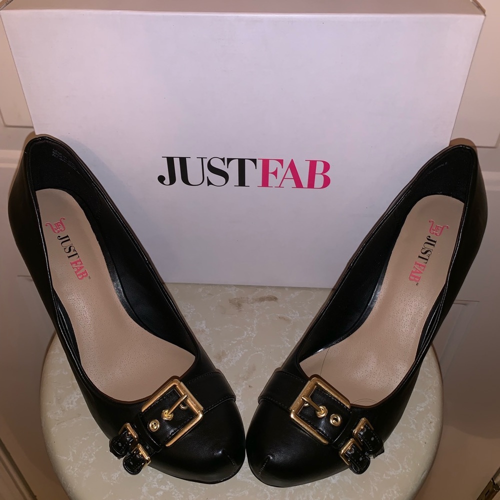 Just Fab: Black close toe heels/ gold buckle